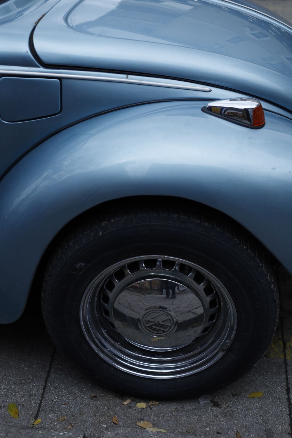 Wheel and curved fender of a blue classic car